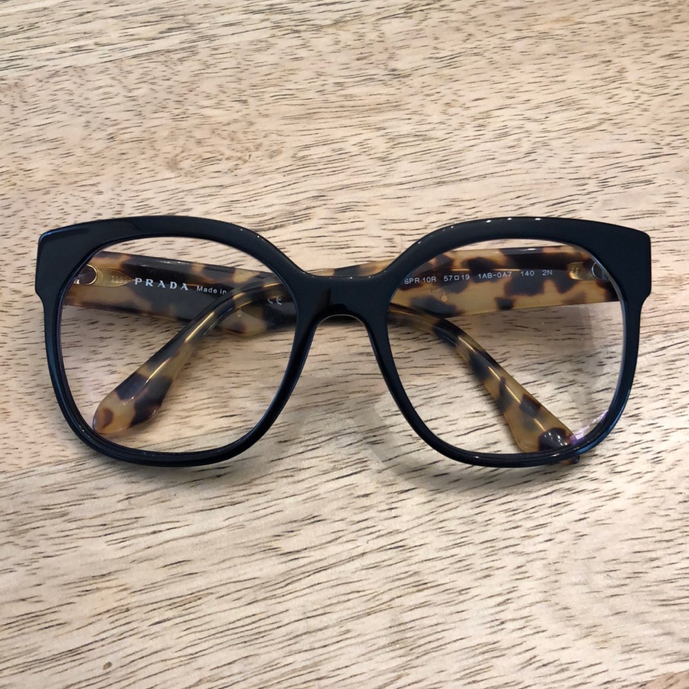 Super cute oversized Prada eyeglasses in perfect condition!